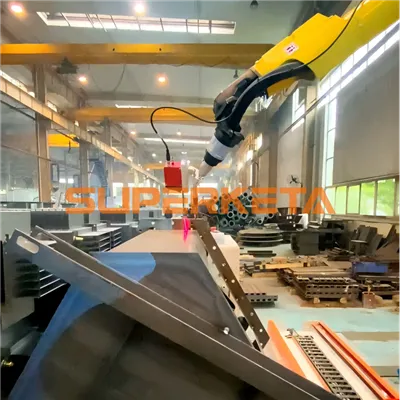 โซลูชั่นหุ่นยนต์เชื่อม Superketa สำหรับถังน้ำมันลูกฟูกสามเหลี่ยม